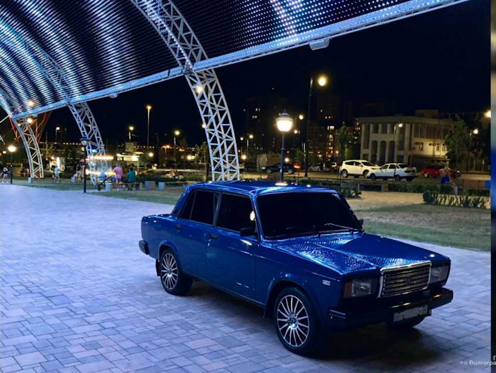 Волгоградец на «семерке» заехал на пешеходную зону в парке у Мамаева кургана для фотосессии своей ласточки 