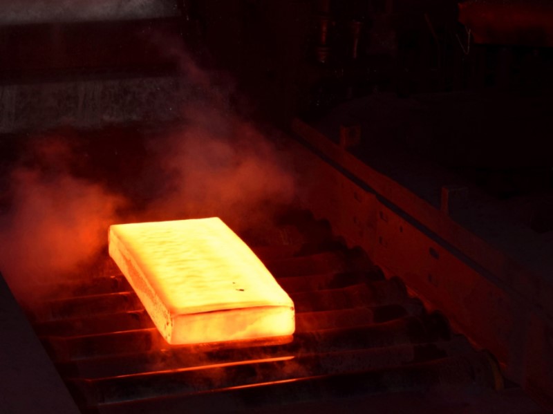 Пылающие крупнотоннажные слитки отлили на «Красном Октябре» в Волгограде
