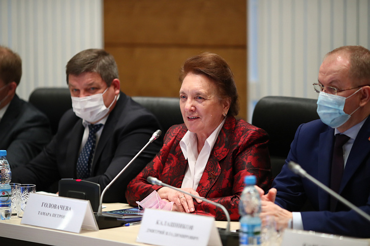 Главная коммунистка Волгоградской области задувает свечи