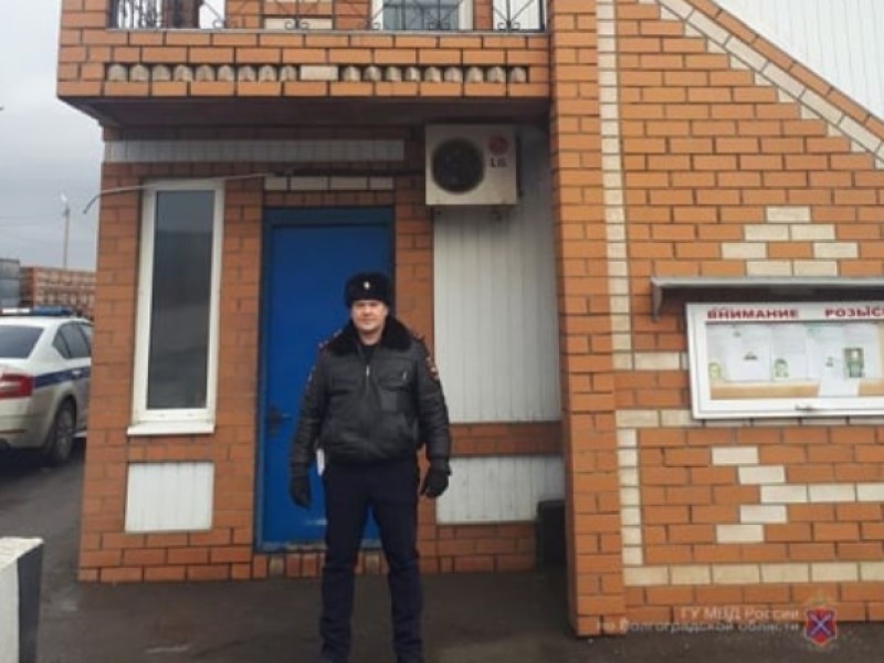 Волгоградский полицейский выручил замерзавшего на трассе дальнобойщика