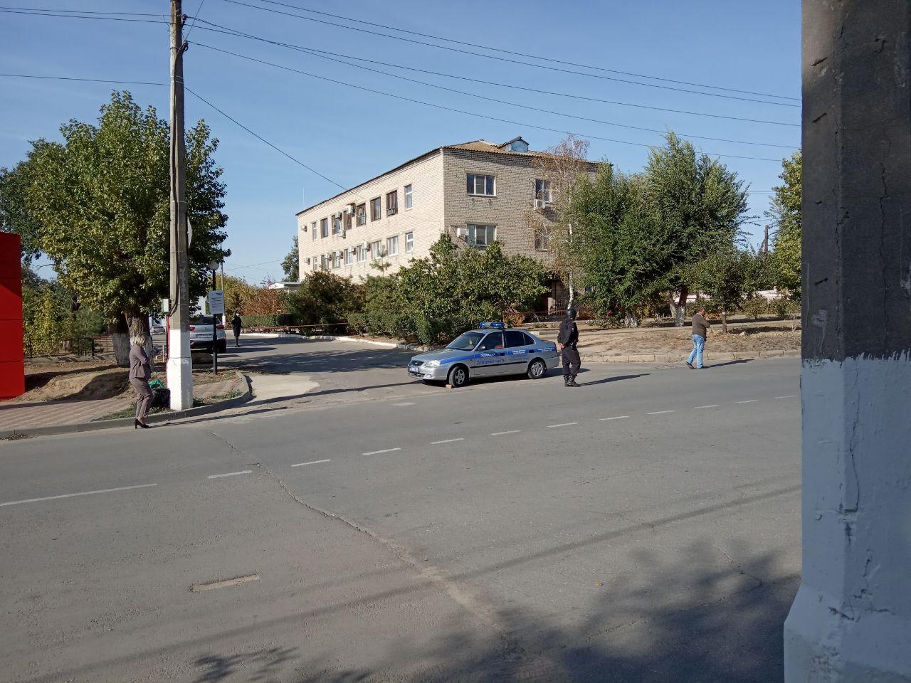 В Дубовке полицейские окружили здание местной администрации