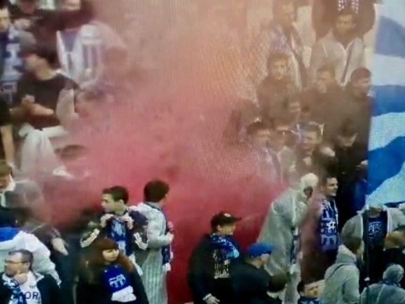 На год о футболе может забыть: волгоградца закрыли в камере за зажженную на футболе дымовую шашку