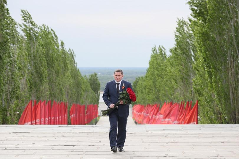Один за всех: возложить цветы на Мамаевом кургане в День Победы разрешили только губернатору
