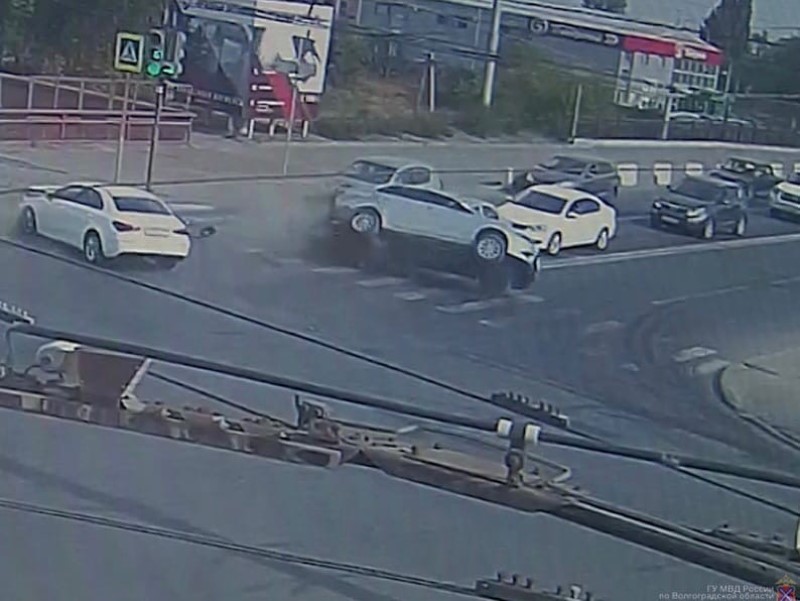 Mitsubishi перевернулся в ДТП с несколькими иномарками на оживленном перекрестке в Волгограде