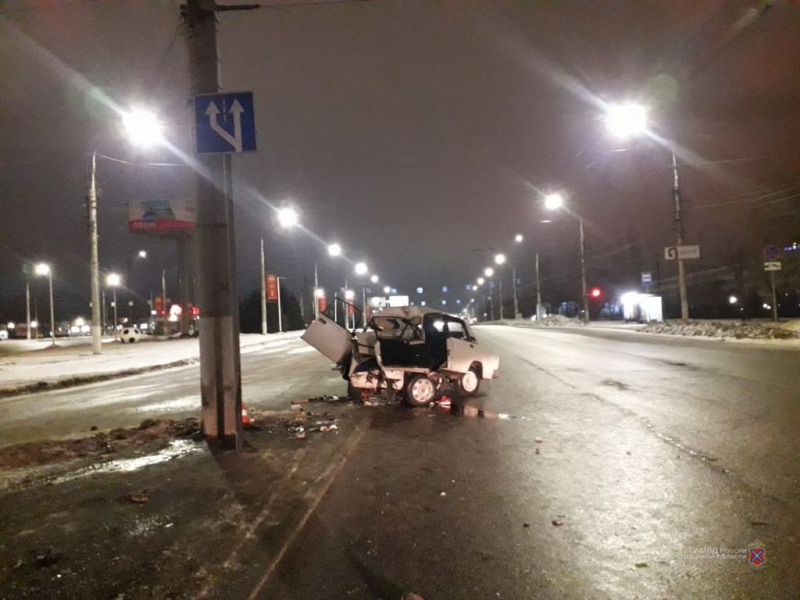 Полночь в Волгограде: мужик на «семерке» влетел в столб 