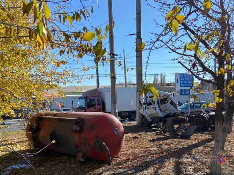 Цистерна отвалилась от спецтехники после столкновения со столбом на севере Волгограда