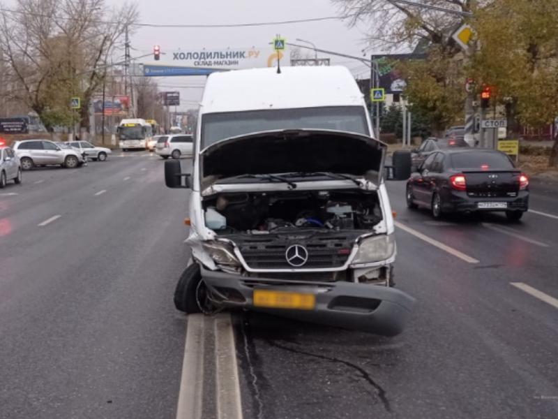Проехавший на "красный" микроавтобус устроил тройное ДТП с пострадавшими в Волгограде 