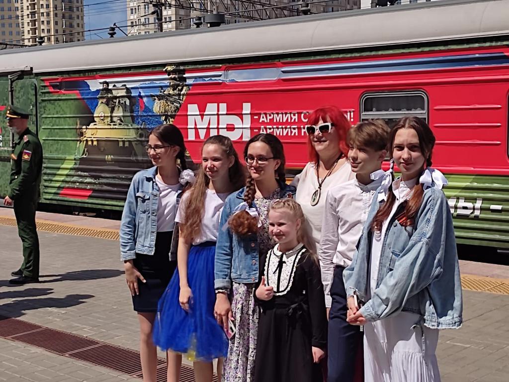 Творческие коллективы  «Дома Офицеров» дали концерт на перроне волгоградского вокзала
