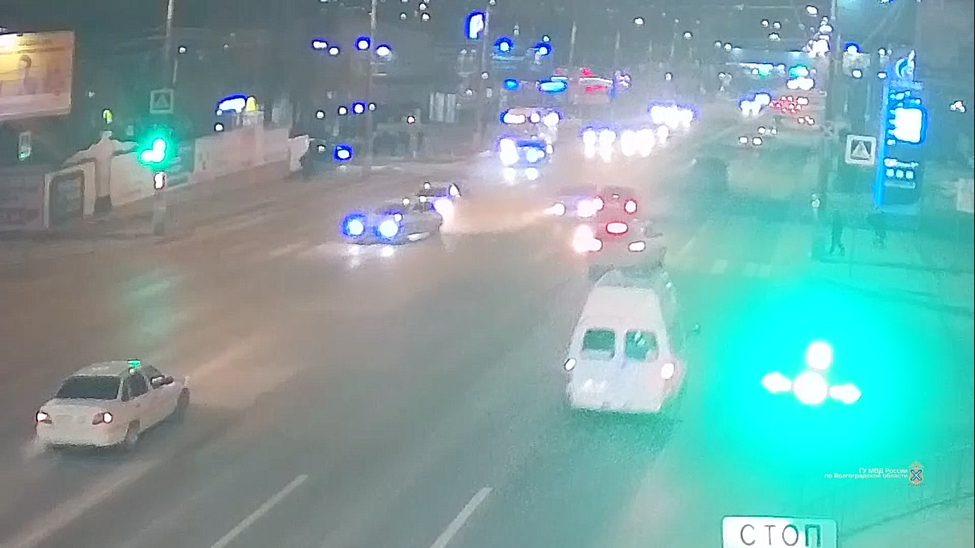 В Волгограде водитель  Mercedes  без прав устроил массовое ДТП
