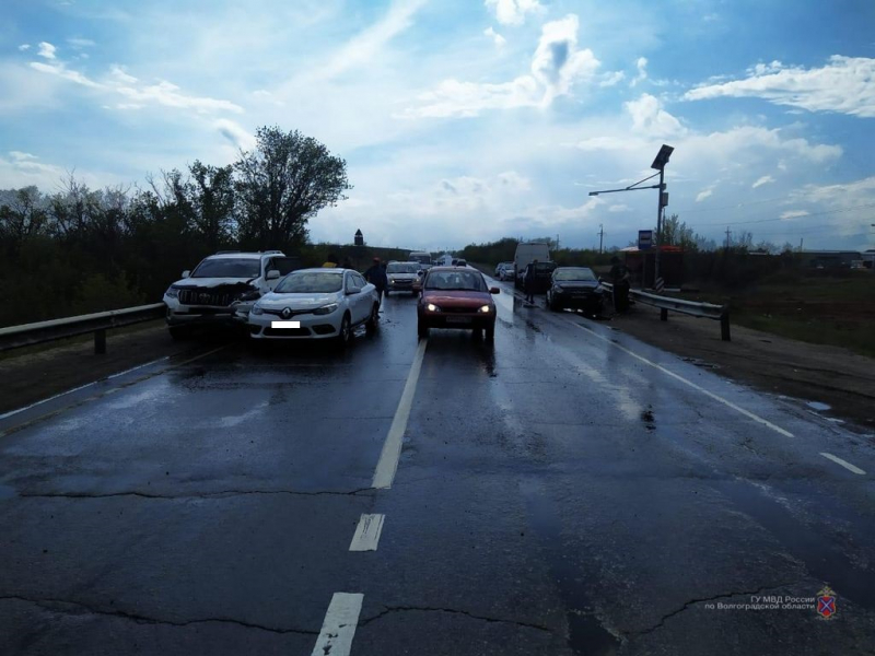 Шестерых госпитализировали с места ДТП в Волгограде