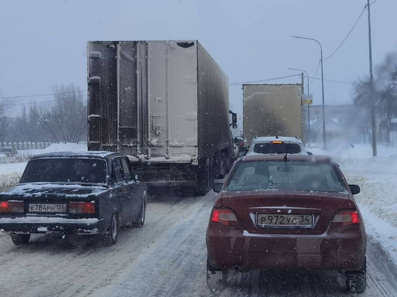 Водители фур ни во что не ставят запреты чиновников и упорно ездят по Волгограду