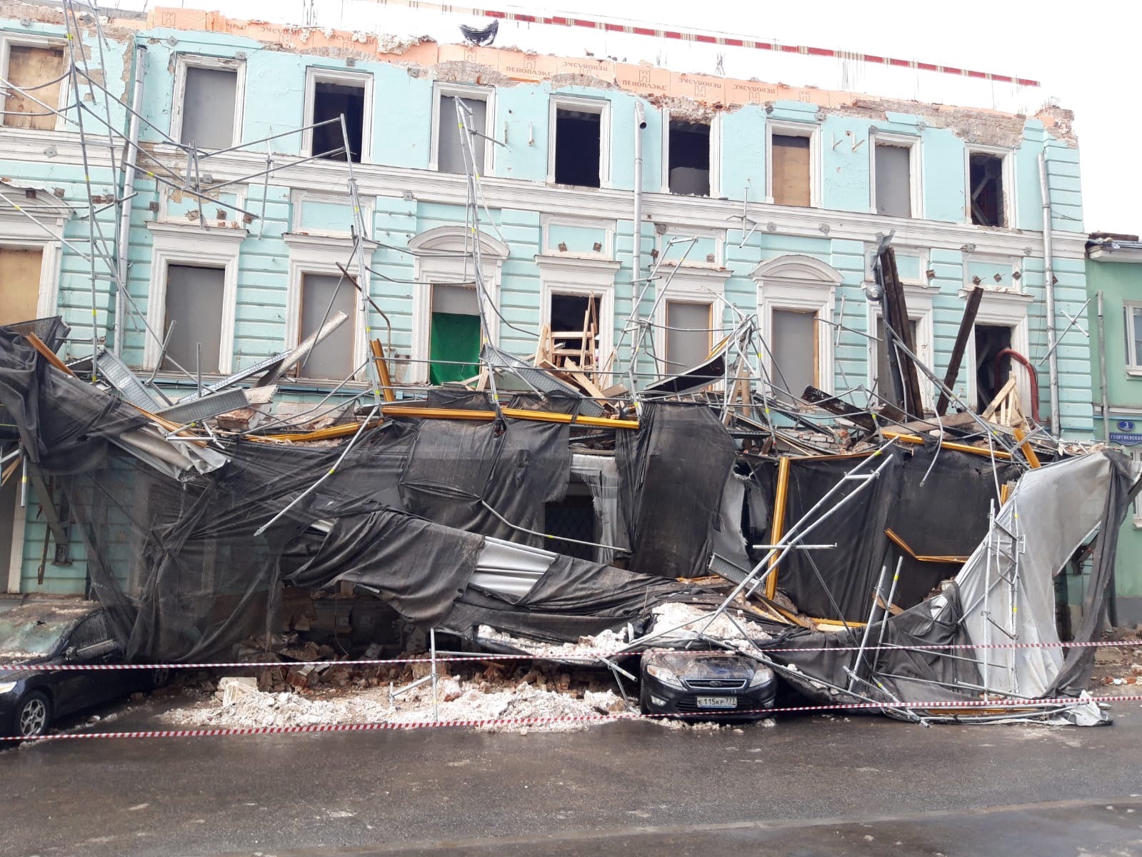 Строительные леса упали на автомобили Госдумы