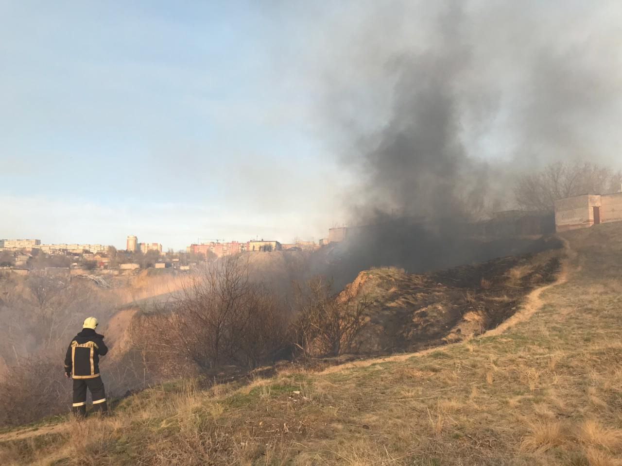 В Дзержинском районе Волгограда тушат ландшафтный пожар