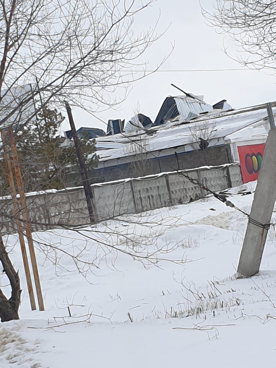 Из-за снега провалилась крыша у магазина под Волгоградом