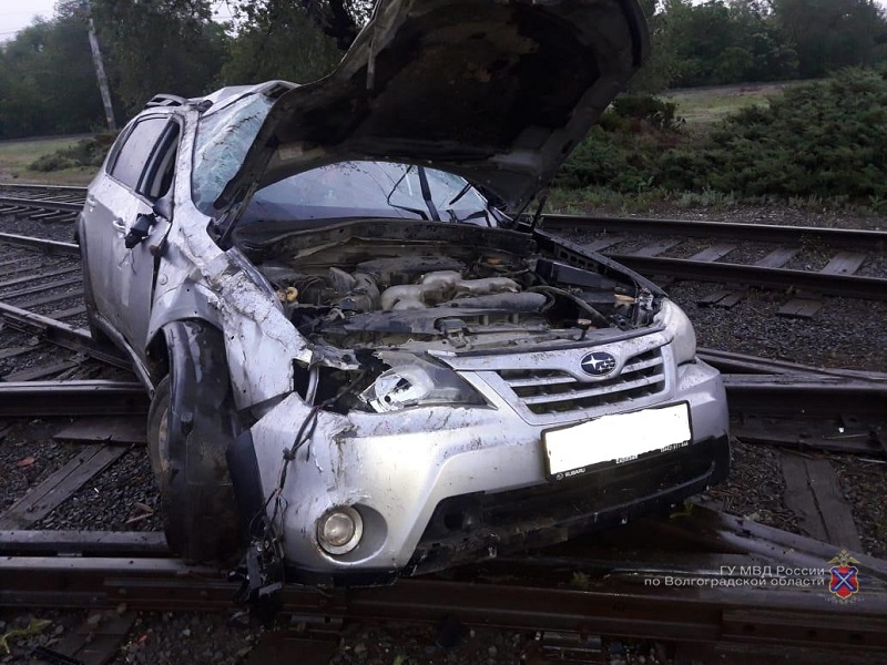 Subaru вылетела на рельсы ранним утром в Волжском