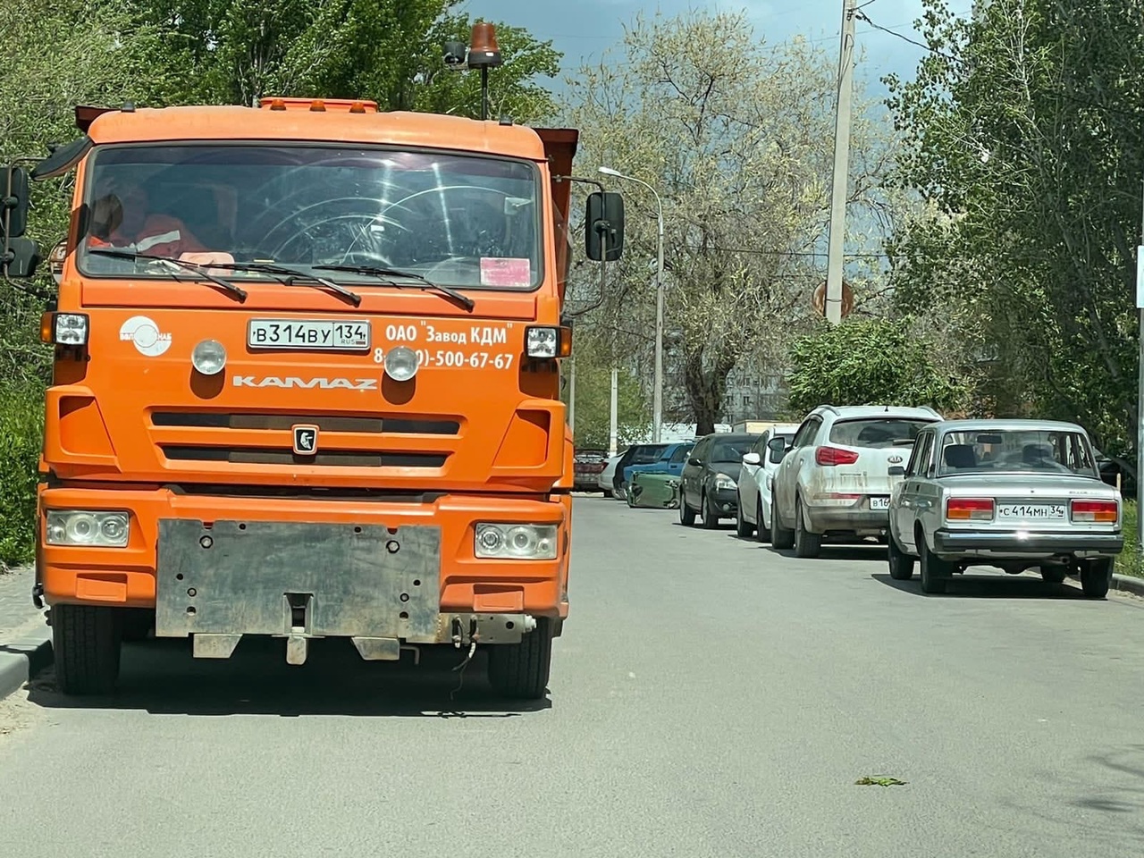Спецтехника мэрии Волгограда нагло паркуется под знаком «Остановка запрещена»