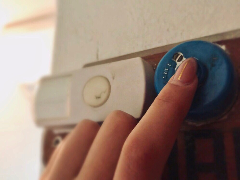 Обиженный на маму с сестрой алкаш устроил пожар в подъезде в Волгограде