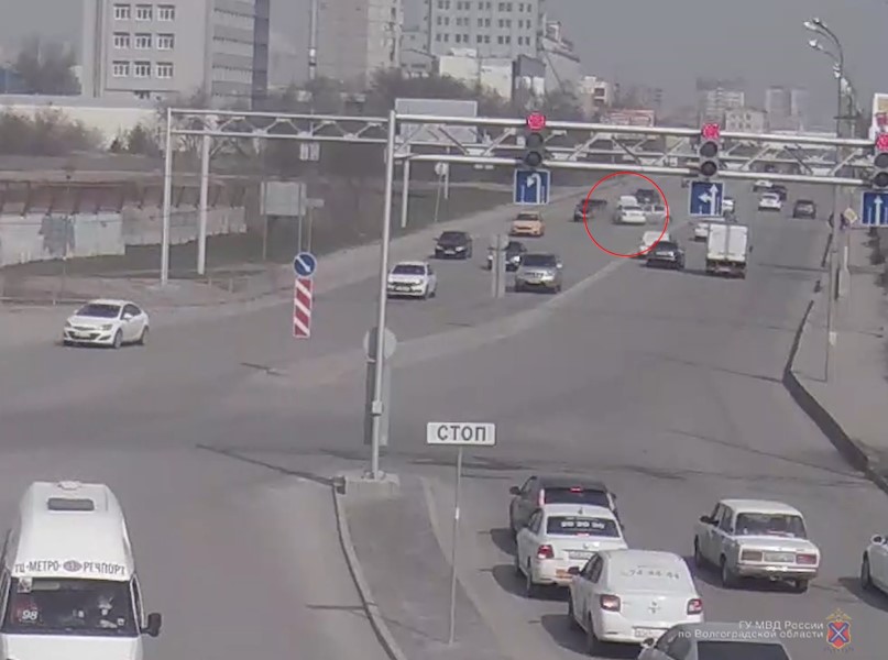 Трехлетний мальчик и шестилетняя девочка в больнице: Volkswagen Polo протаранил Opel Astra в Волгограде