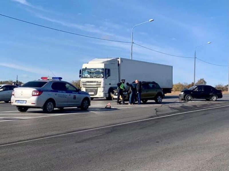 Один встал на островке безопасности, второй ехал по выделенке: женщина пострадала в ДТП в Волгограде