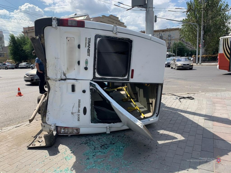 Полицейские восстановили картину страшного ДТП с перевернувшейся машруткой в Волгограде