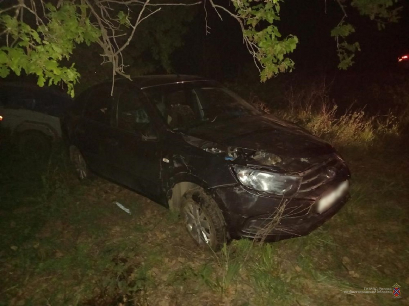 Skoda и Lada Granta столкнулись и улетели в кювет под Волгоградом