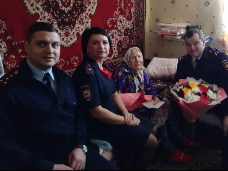 Она прошла Великую Отечественную войну: вернувшейся в Волгоград из-за границы ветерану вручили паспорт РФ