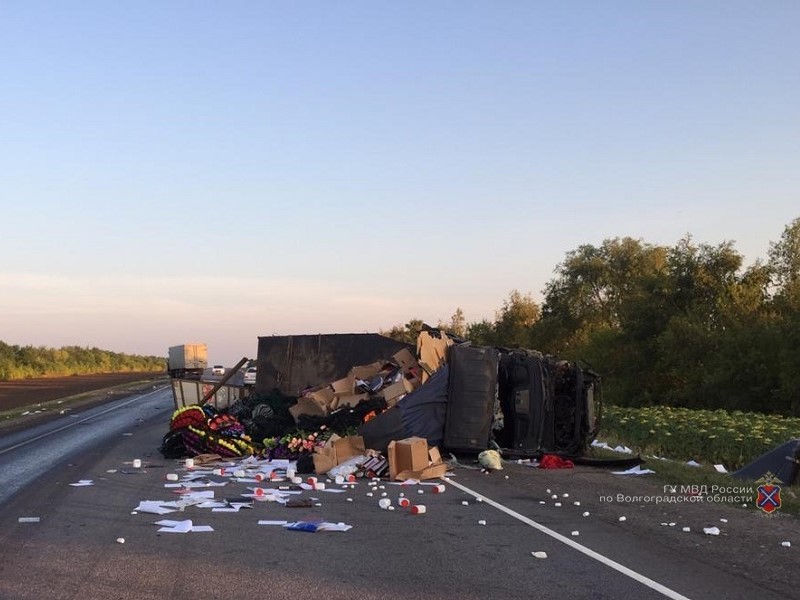 Свежими и вкусными продуктами завалило дорогу в Волгоградской области