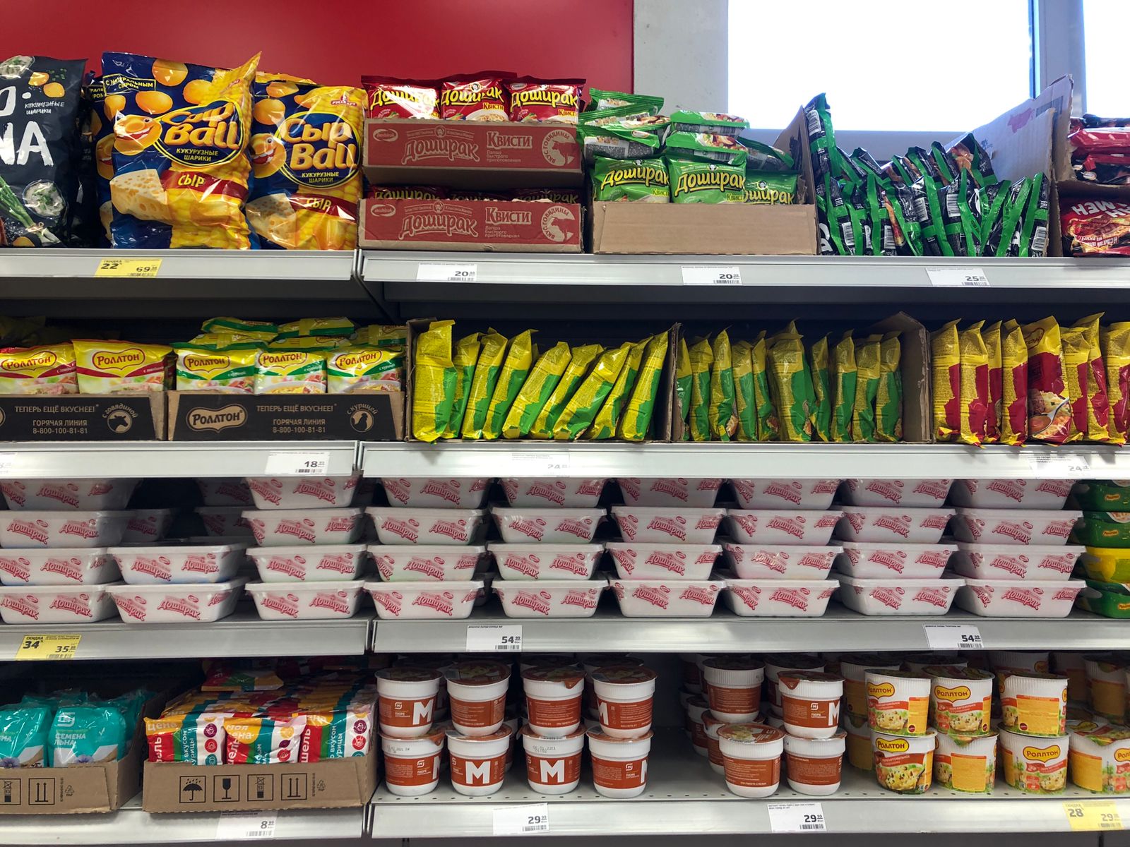 Рецидивиста из Волгограда застукали в магазине в момент подмены ценников на товары