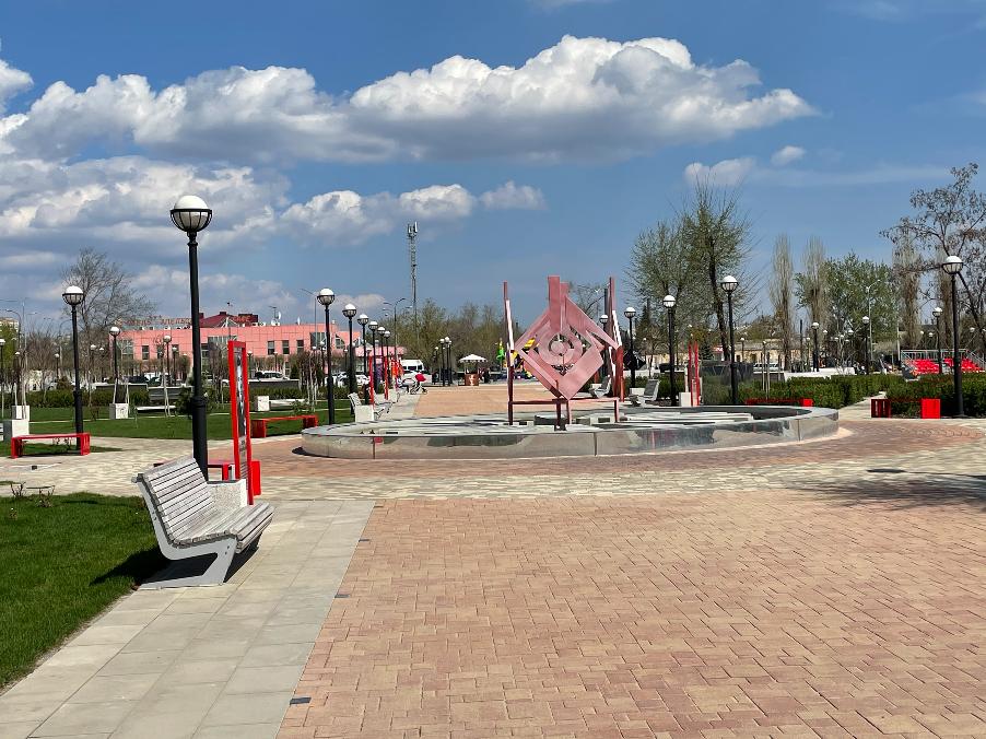 Красивый парк у «Красного Октября» готов встретить маленьких волгоградцев