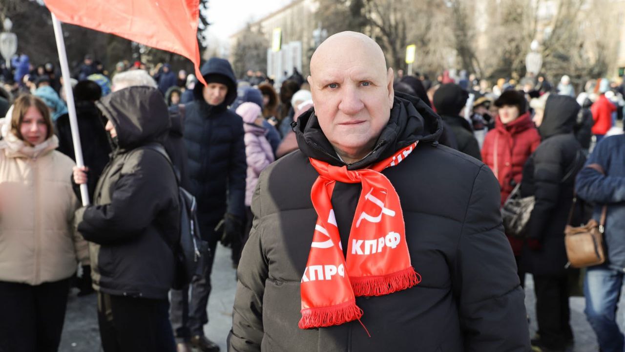 «Коммунисты вперед»: волгоградский депутат поздравил с Днем защитника Отечества 