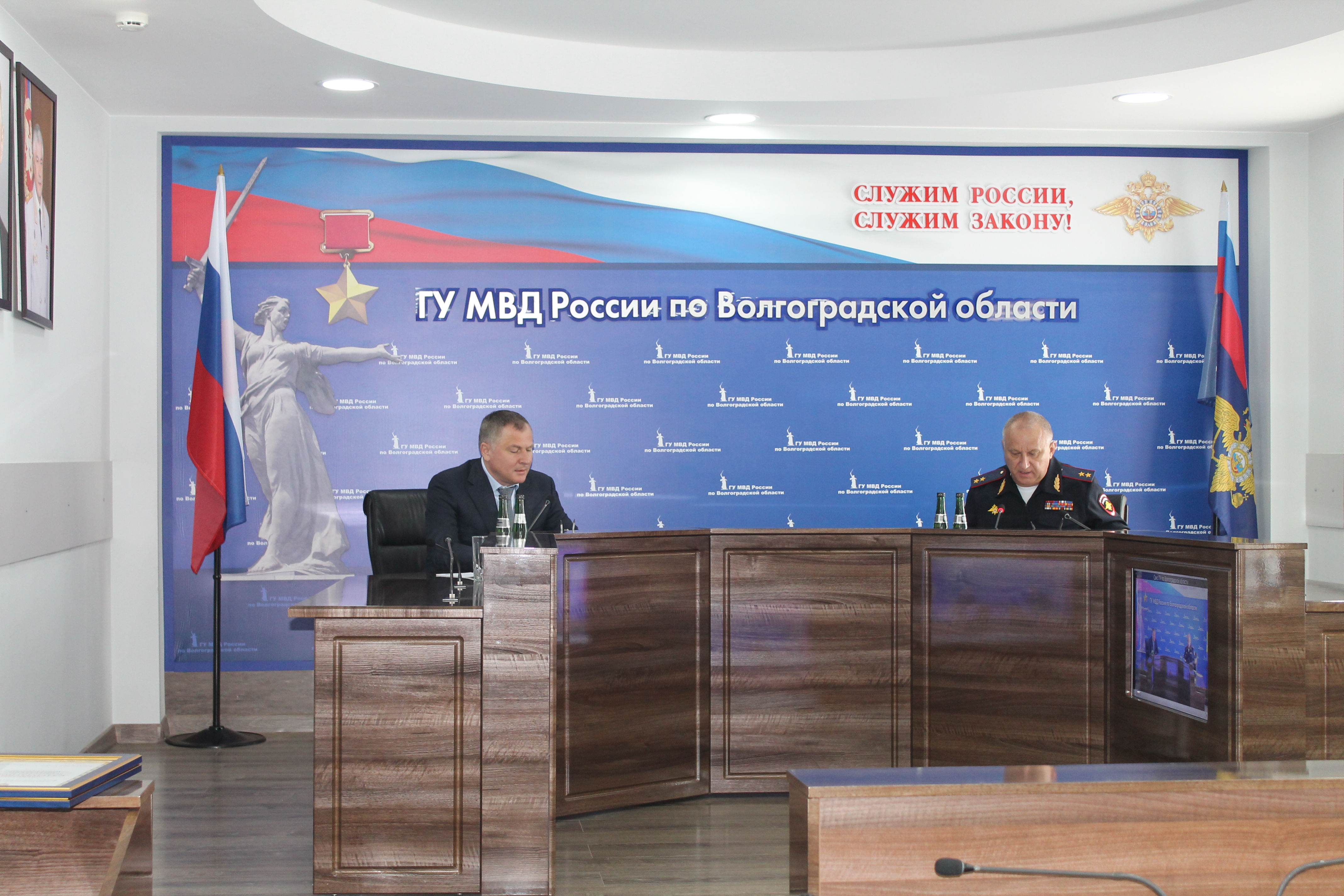 Руководитель ФСБ России наградил двух полицейских из Волгограда