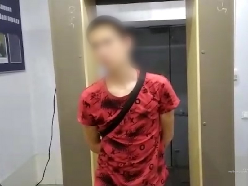 17-летнего мальчишку с судимостью поймали за рулем угнанной машины без номеров в Волгограде