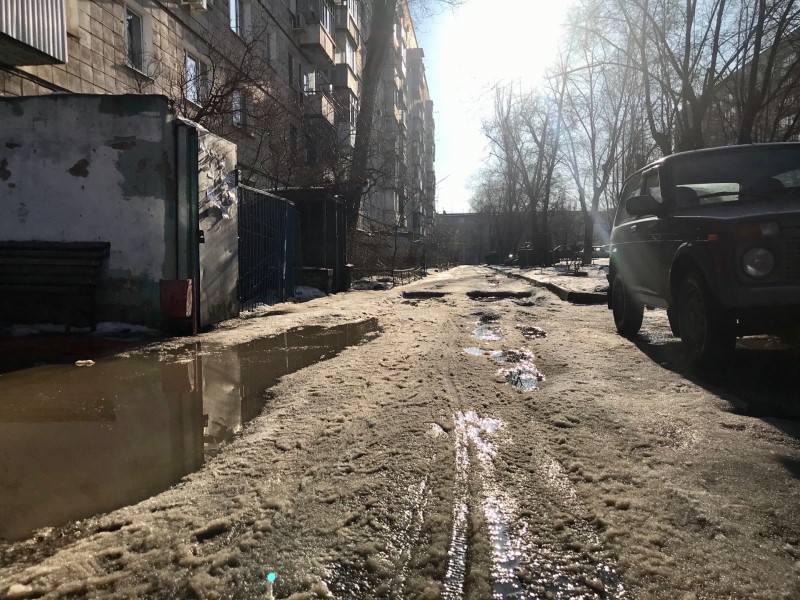 Отремонтировать двор с ненавистной таксистам дорогой требуют волгоградцы у Жилинспекции