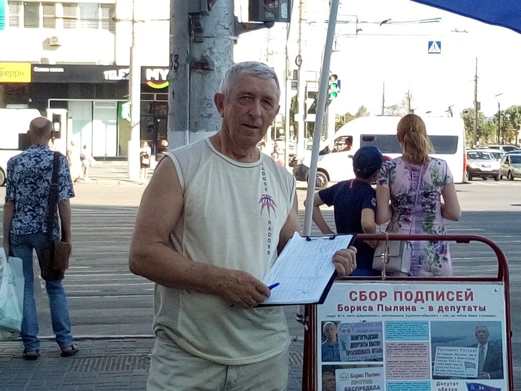 Метящего в депутаты общественника преследует известный жалобами на харрасмент в детском саду волгоградец