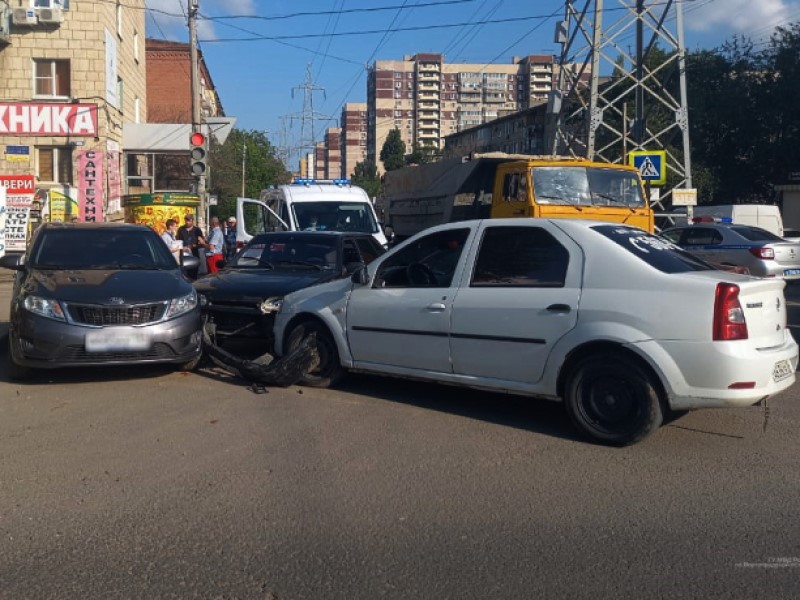 Четыре машины столкнулись на севере Волгограда: пострадала женщина