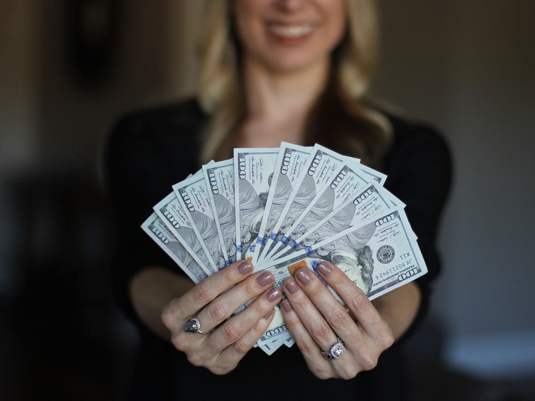 Ослепленная чувствами волгоградская медсестра перевела аферисту из Турции 768 тысяч рублей