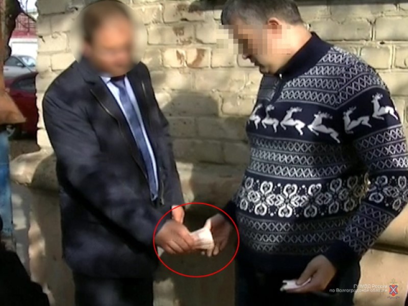 Сотрудник Рострехнадзора попался на взятке в Волгограде