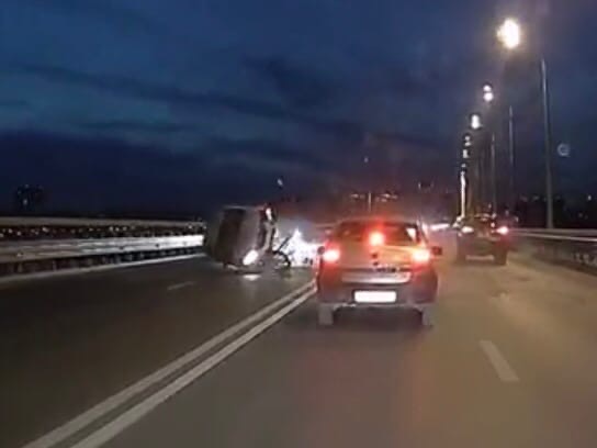 Мотоциклист перевернул Logan и погиб на «танцующем» мосту в Волгограде