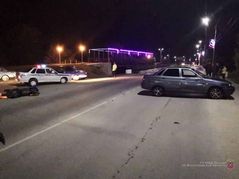 Двое 14-летних ребят пострадали: легковушка протаранила мопед во Фролово