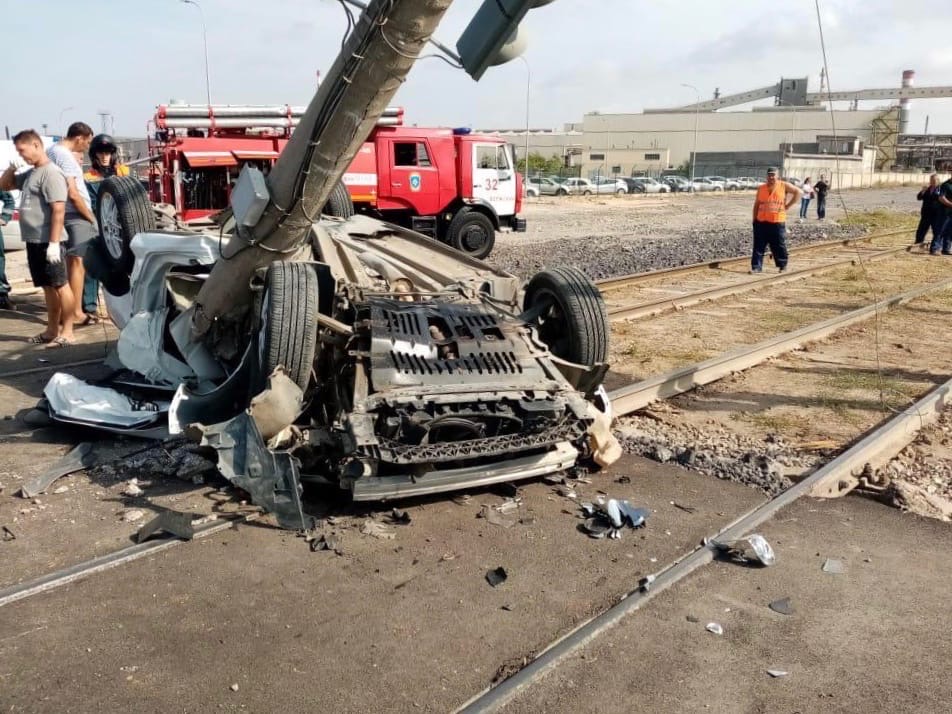 Peugeot намотало на столб в Волжском после падения на рельсы: водитель погиб