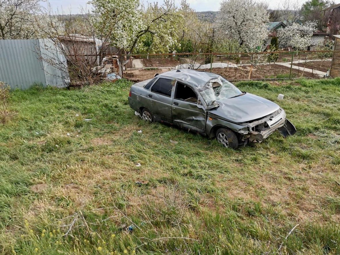 «Десятка» влетела в остановку: 19-летняя девушка в больнице