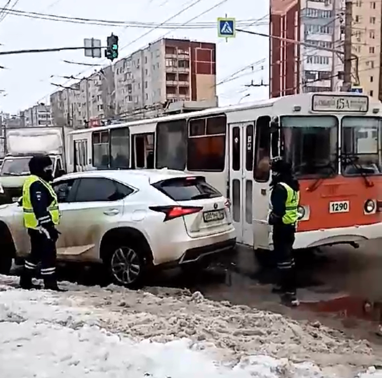 В Волгограде инспектор полиции сел за руль участвовавшего в  ДТП «Лексуса», чтобы как надо составить протокол