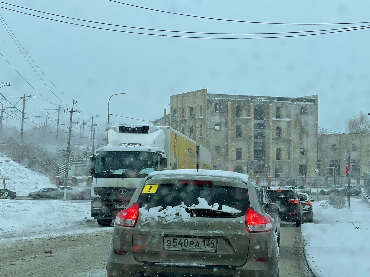 Семибалльные пробки парализовали Волгоград в нерабочее 26 декабря 