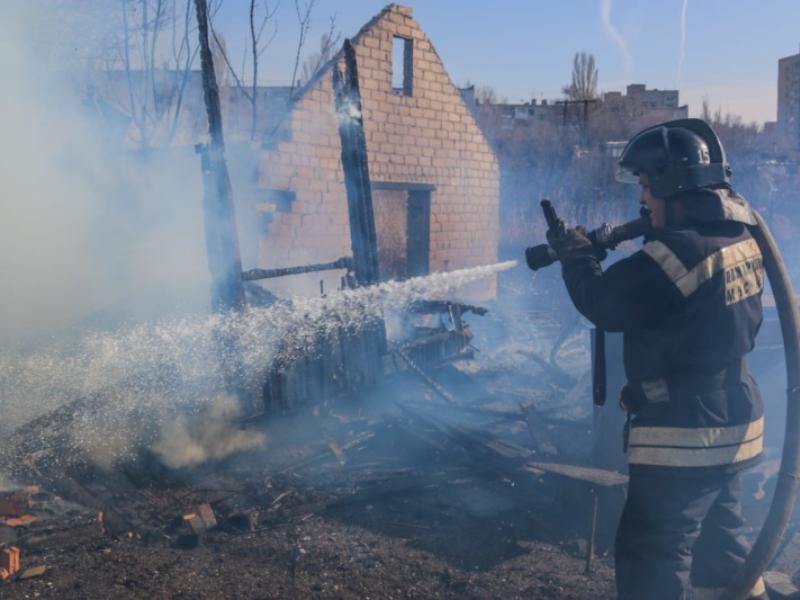 Под Волгоградом в частном доме на пожаре погиб 45-летний мужчина 