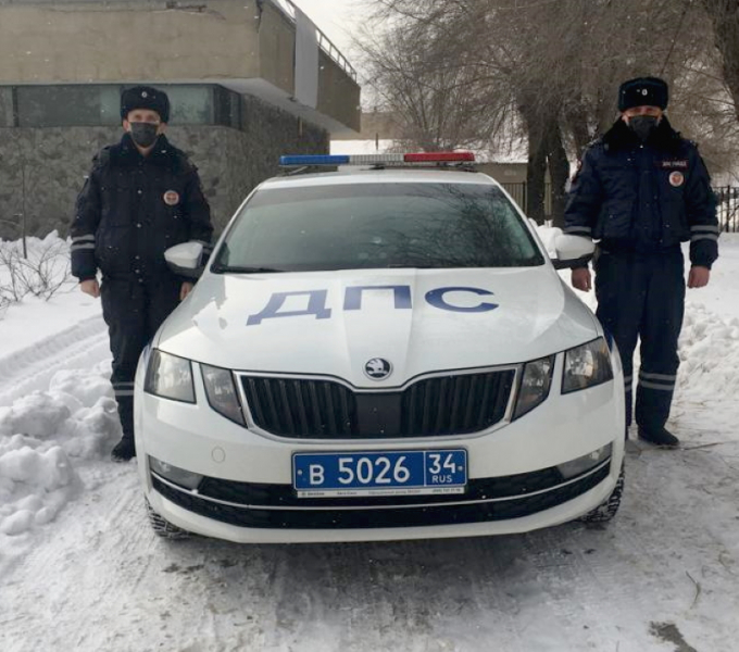 Водитель сломанной «Газели» поблагодарил полицейских за помощь на дороге в Волгограде