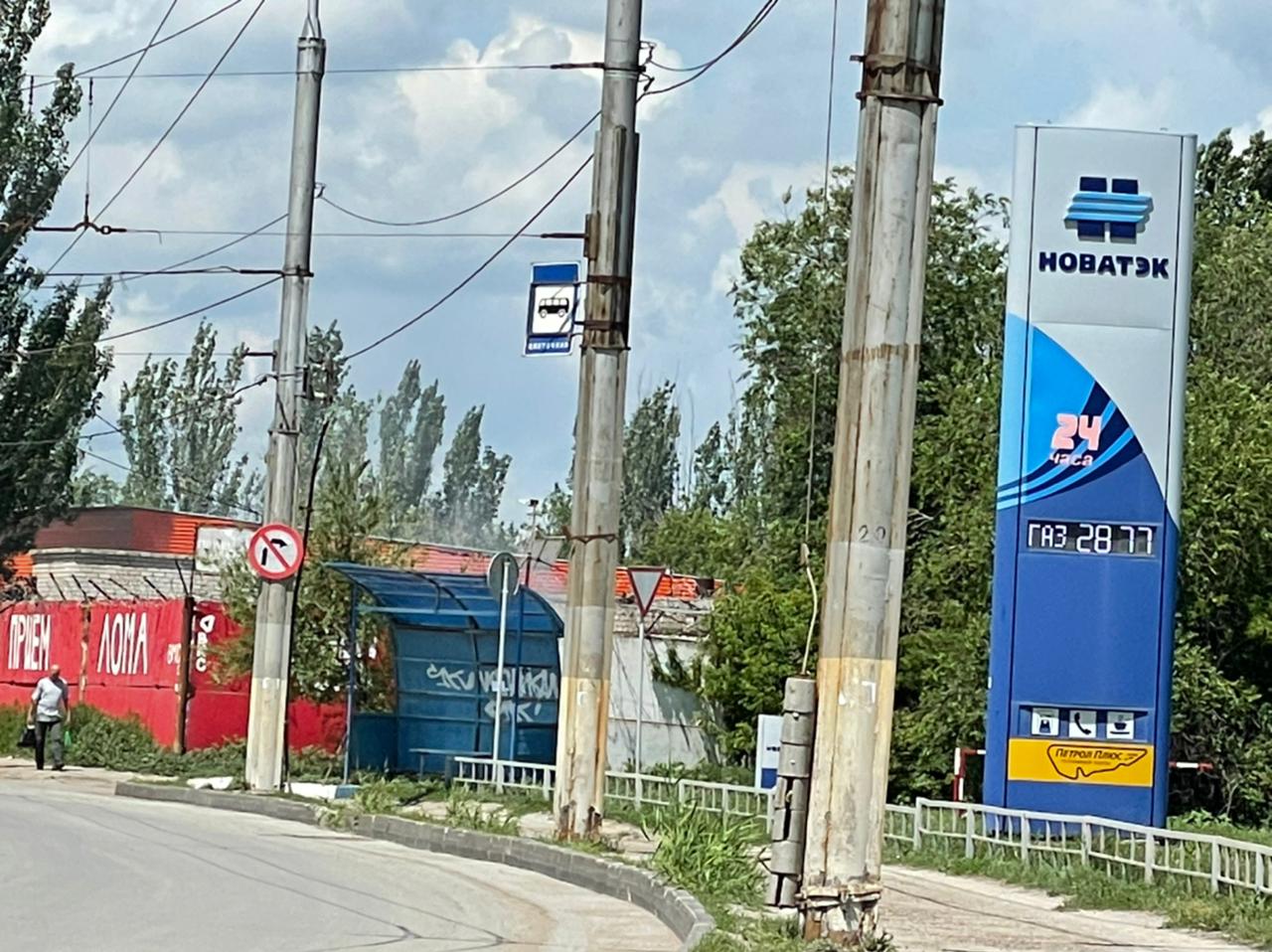 На севере Волгограда горит склад шин рядом с газовой заправкой 
