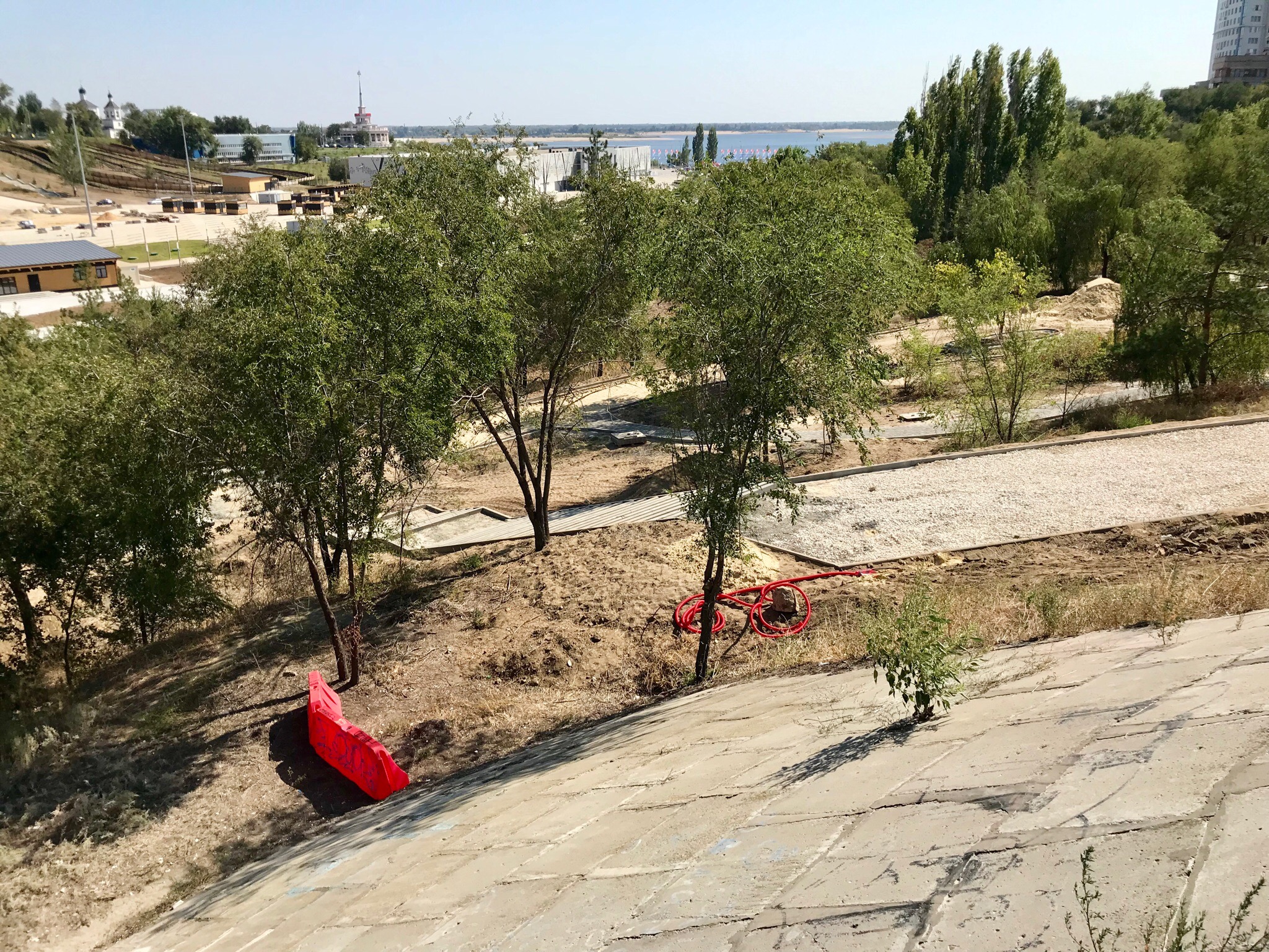 Шагать по клавишам пианино: сквер и уютные дорожки для прогулок и спорта появятся на склоне Царицы