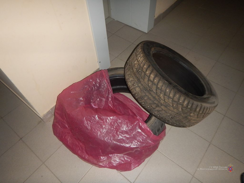 «Если лежит в подъезде — не обязательно мусор»: на волгоградцев возбудили уголовное дело за шины