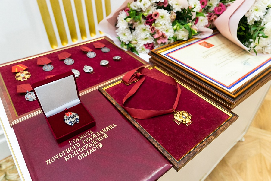 Маленькое счастье семьи олигархов Струк: сын стал доктором наук, а отец получил медаль