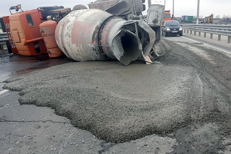 На Третьей продольной в Волгограде перевернулась бетономешалка